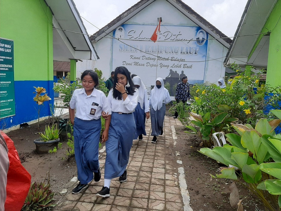 Kisah Muhtar yang Mengajar SMA 1 Kampung Laut, Masuk Pulau Terluar di Cilacap, Harus Start Pagi Buta, di Sekol