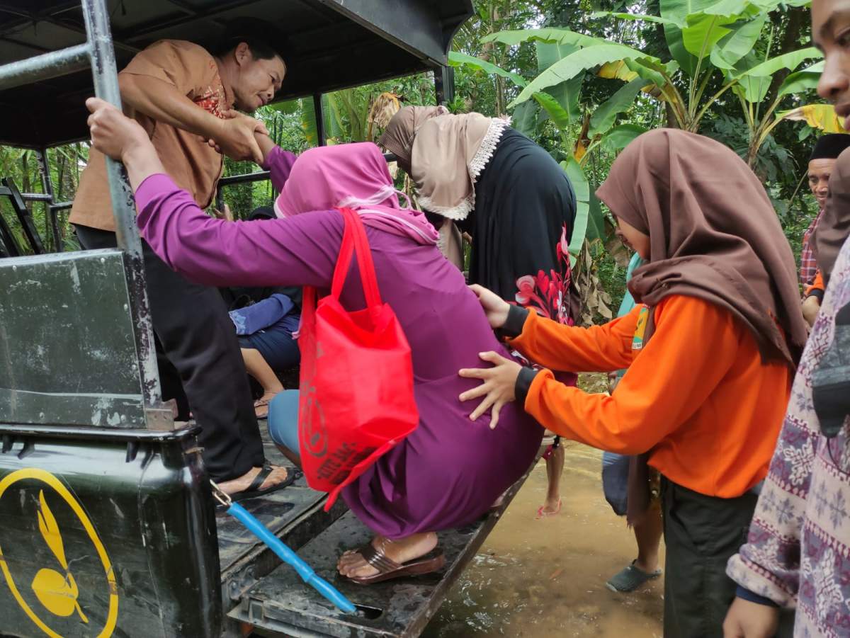 Banjir Surut, Sebagian Pengungsi Mulai Pulang Kembali ke Rumah