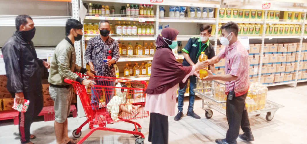 Saat Beli Minyak Goreng Celup Jari ke Tinta