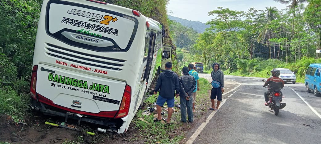 Hendak Wisata ke Baturraden, Bus Tabrak Tebing Jalan di Bayeman, Satu Meninggal Dunia dan 21 Dirawat di Rumah 