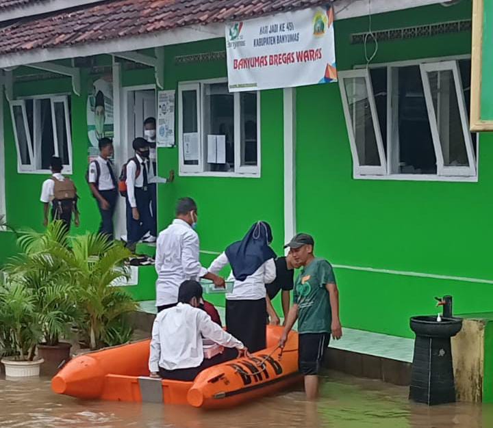 Langganan Banjir, Santri MTs Baitul Muslim Kalibagor Gunakan Perahu Darurat Untuk Menyeberang Ke Kelas