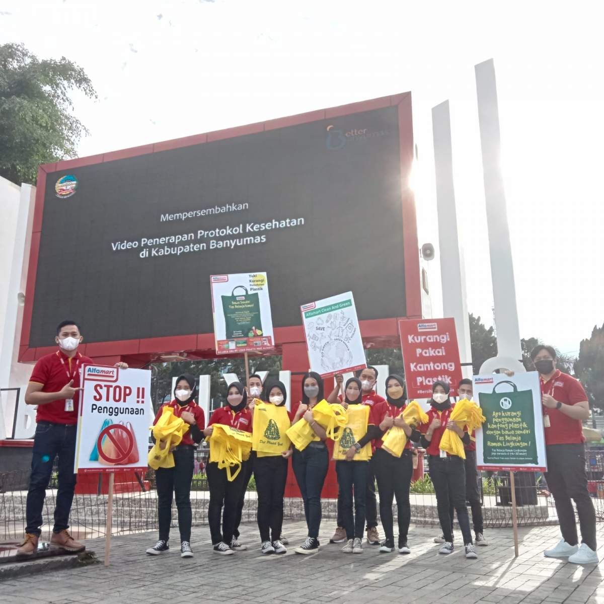 Sosialisasi Pengurangan Kantong Plastik Alfamart Bagikan Tas Belanja Ramah Lingkungan