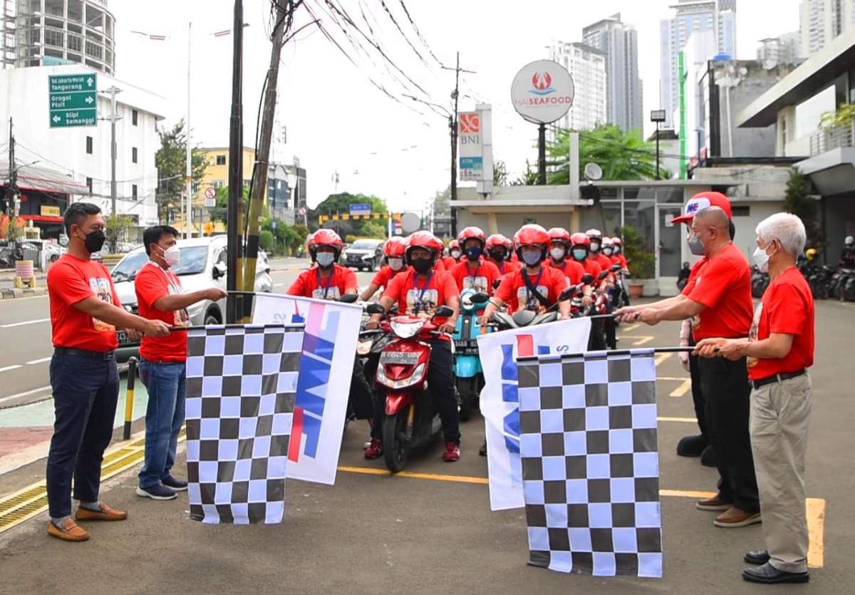 Tampil Beda! JNE Resmikan Seragam Kurir Karya Ilustrator Marvel & DC Comics, Ario Anindito