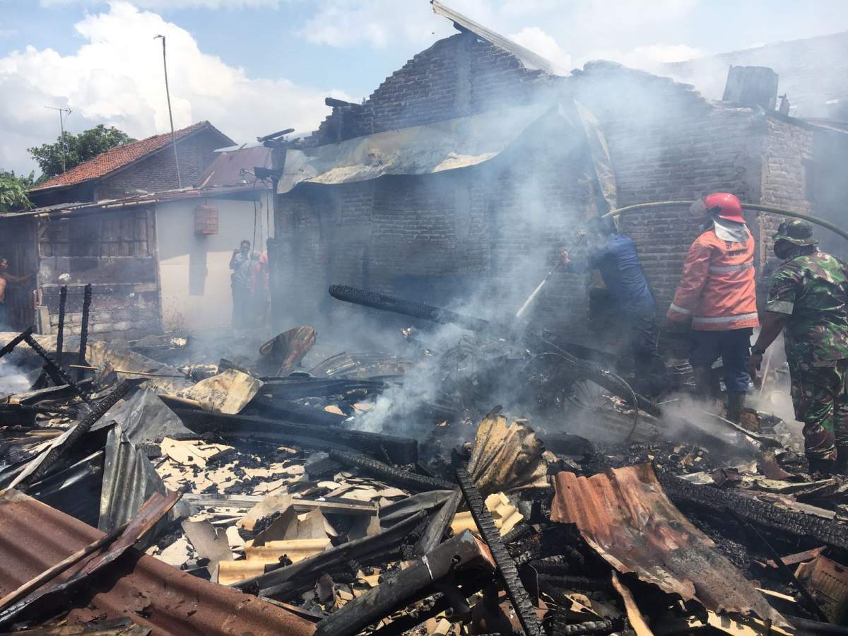 Lima Rumah Terbakar di Desa Petir, Kalibagor, Ini Penyebabnya
