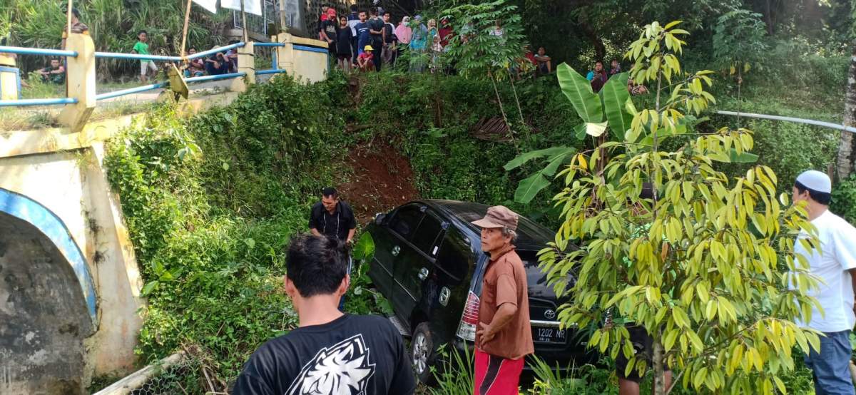 Astaga, Mobil Innova Nyungsep Ke Sungai di Jalur Alternatif Desa Langgongsari - Karanglewas,  Cilongok