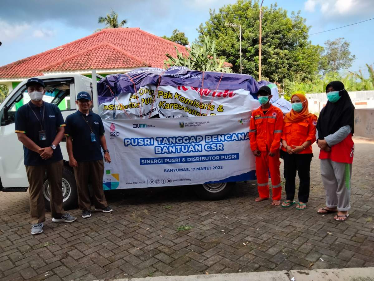 PT Pusri Serahkan Bantuan Kepada Korban Banjir Tambak Banyumas