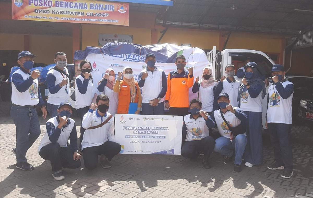 PT Pusri Serahkan Bantuan Kepada Korban Banjir Cilacap