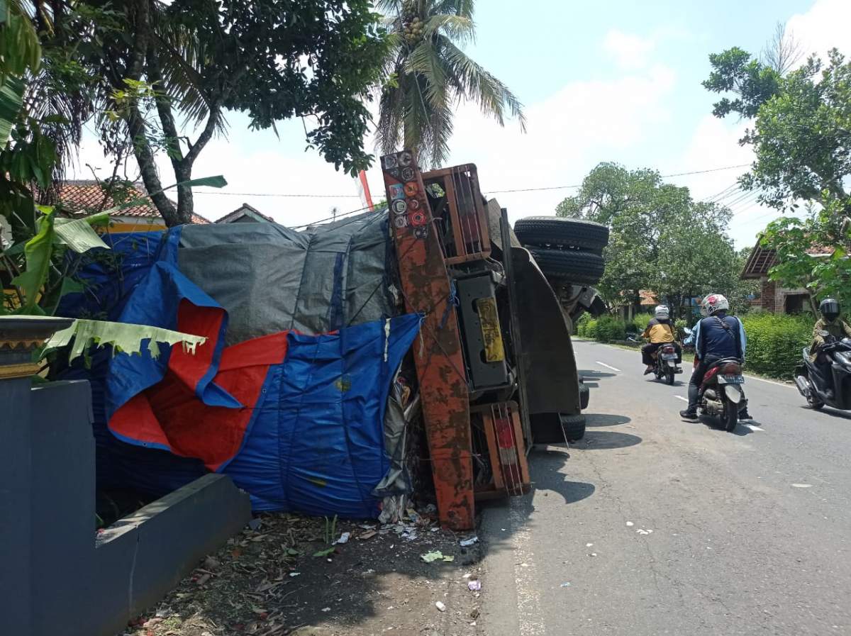 Truk Terbalik Di Ruas Jalan Patikraja Kaliori Bermuatan Kertas 25 Ton