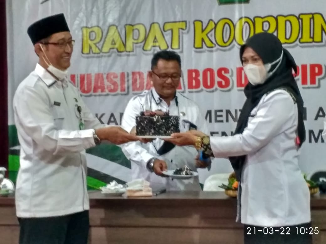 Madrasah Kompak Sambut Milad KaKanKemenag Banyumas