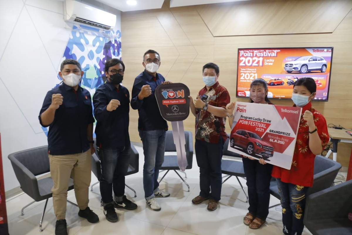 Warga Pekalongan Bawa Pulang Mercedes Benz GLA 200 Dari Telkomsel