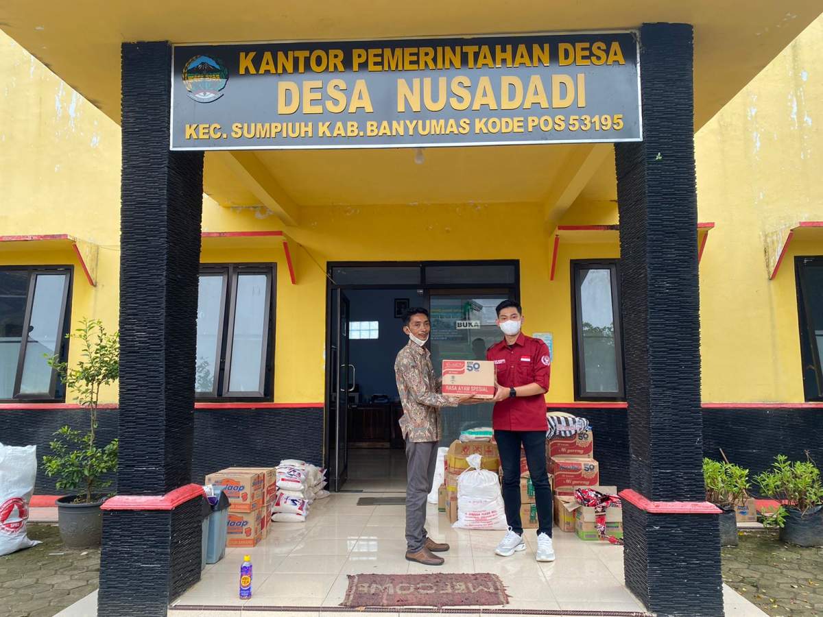 Forum OSIS Banyumas Serahkan Bantuan kepada Korban Banjir di Nusadadi