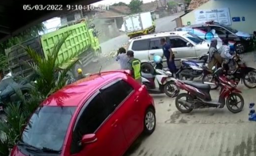 Lindas Dua Mobil dan Motor, Video Truk Mundur Viral di Media Sosial