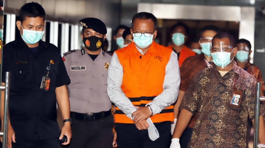 Eks Menteri Divonis 9 Tahun, MA Potong Jadi 5 Tahun, Tere Liye: Sungguh Membagongkan