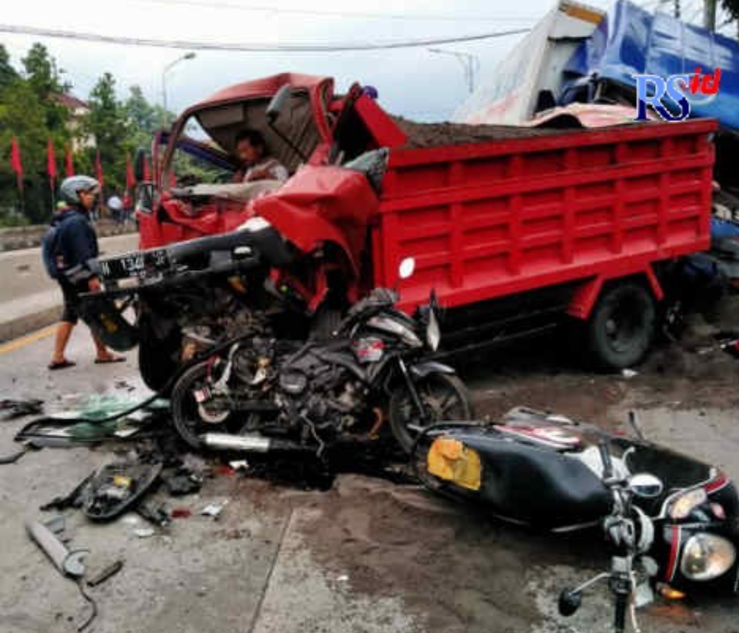 Astaga, Empat Kendaraan Ditabrak Truk di Traffic Light Jalan Diponegoro Ungaran