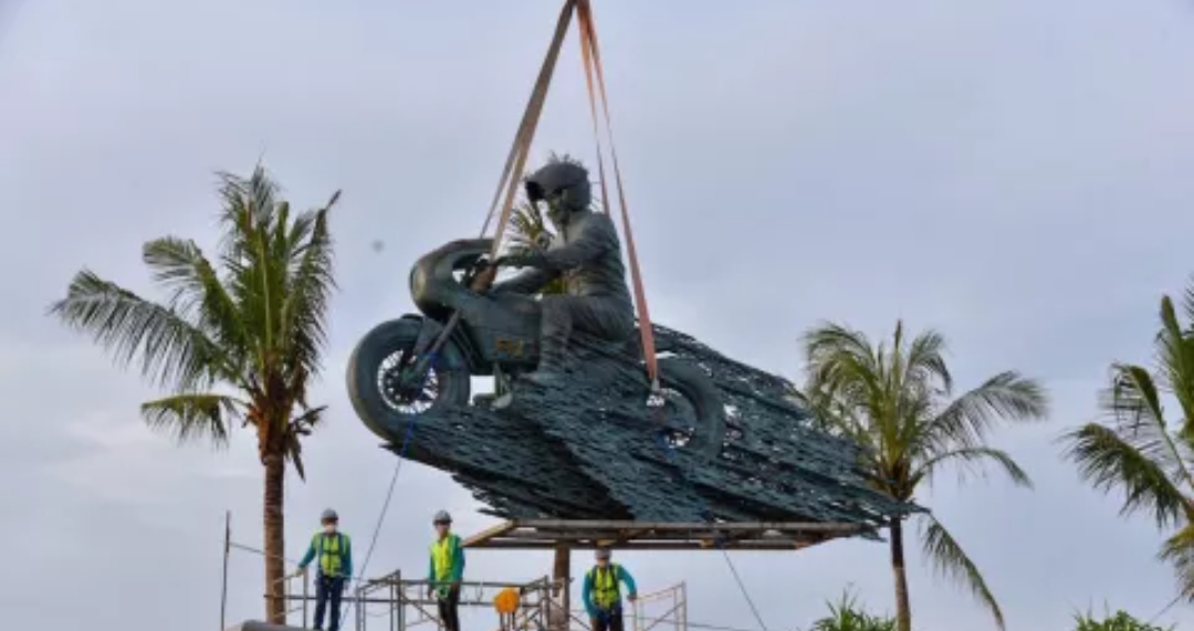 Patung Jokowi Naik Sepeda Motor Dipasang di Sirkuit Mandalika