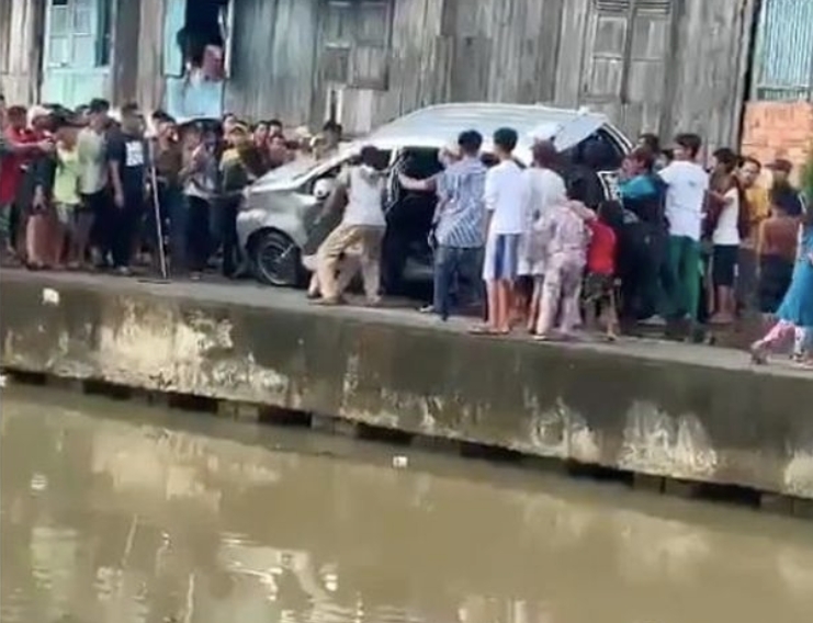 Viral Video Mobil Diceburin ke Sungai Oleh Warga yang Marah Karena Ini