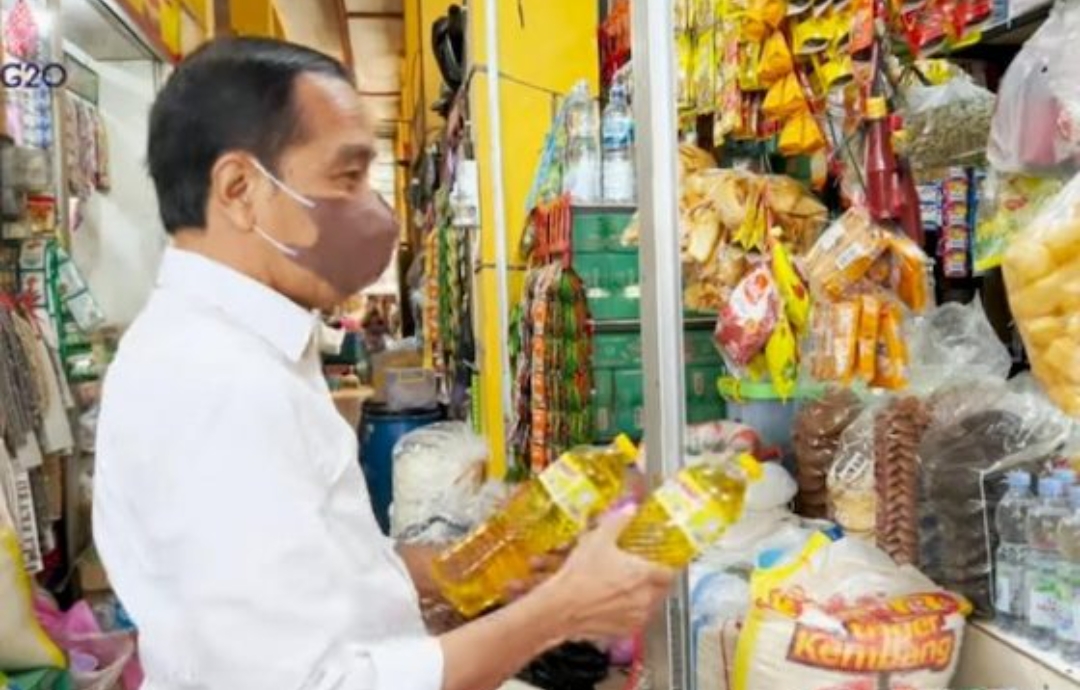 Jokowi Masih Blusukan Juga, Cek Ketersediaan dan Harga Migor di Jogja
