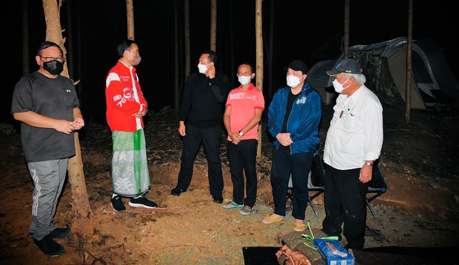 Keluar Tenda, Jokowi Sarungan, Timpali Menteri PUPR Pakai Pakaian Kerja: Masih Kerja Pak