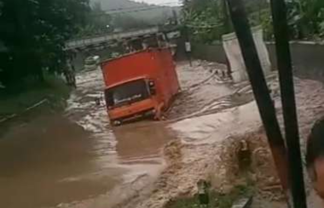 Macet di Prupuk, Awas Hindari Jalur Tegal-Purwokerto, Pesurupan Terendam Air, Tak Bisa Dilewati