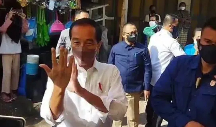 Saat Pedagang Teriak ke Jokowi Presiden Tiga Periode, Jokowi Langsung Pasang Kuda-kuda, Lihat Fotonya