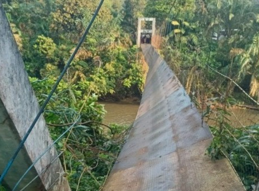 Innalillahi, 15 Pelajar Tercebur Akibat Jembatan Gantung Tiba-tiba Putus