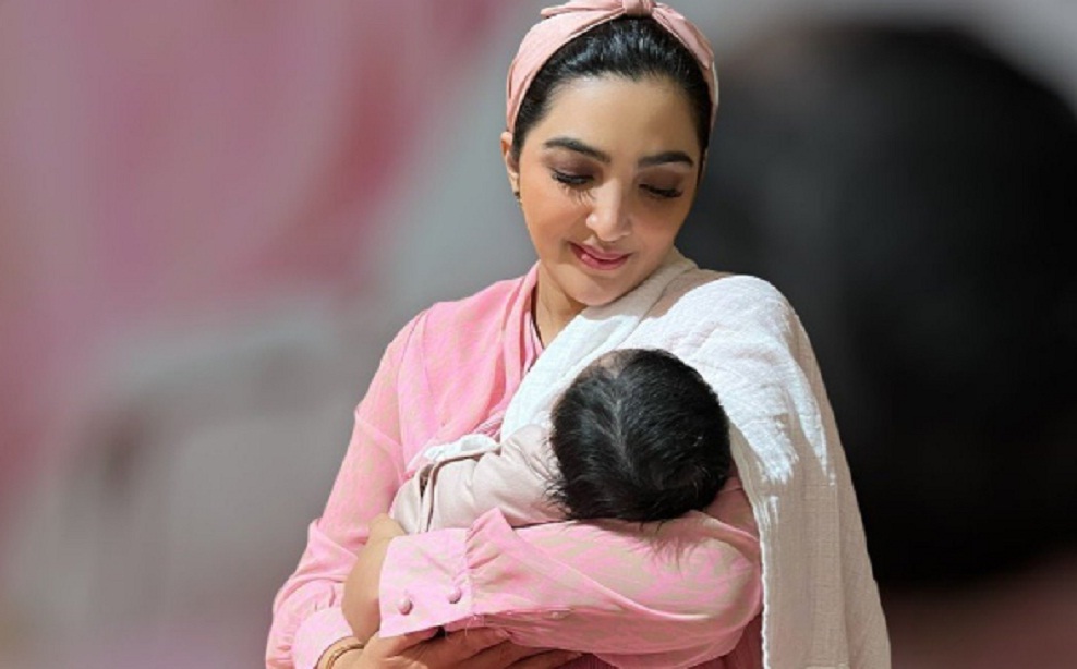 Gendong Cucu, Nenek Ashanty Sangat Cantik, Selalu Ingatkan Setiap Hari ke Aurel Untuk Baby Ameena Hanna Nur At