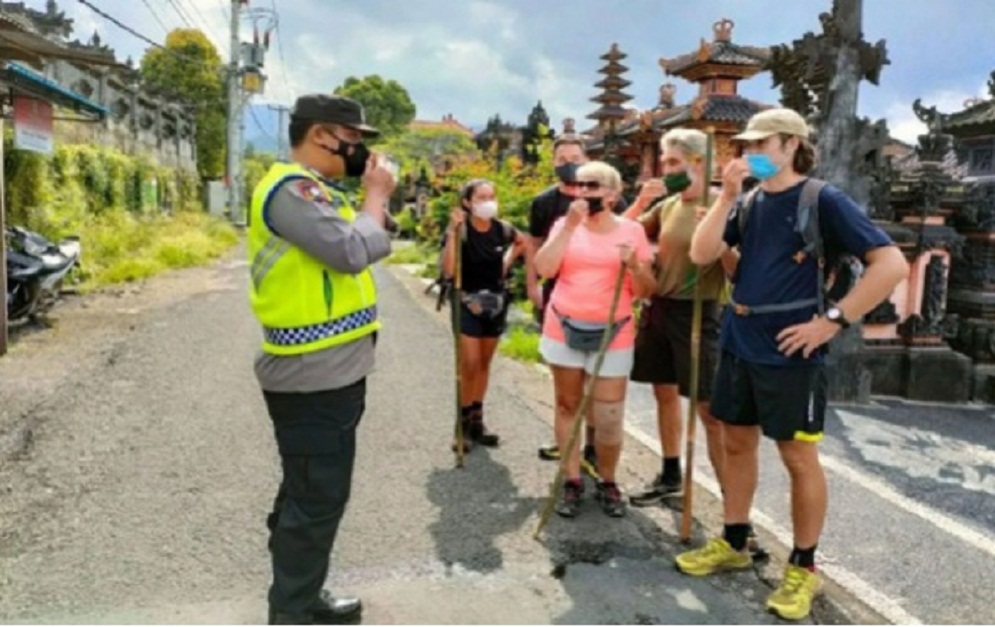 Viral, Aksi Bripka Sudira Cegat Turis Asing, Demi Kebaikan Bersama