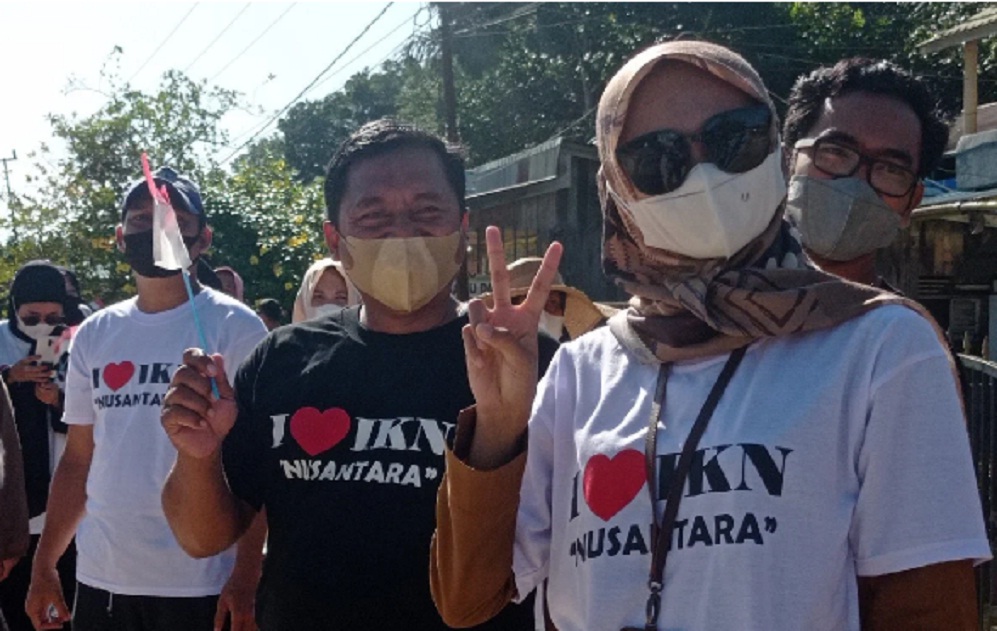 Kaos I Love IKN Nusantara Turut Meriahkan Sambut Presiden, Warga Rela Dipinggir Jalan