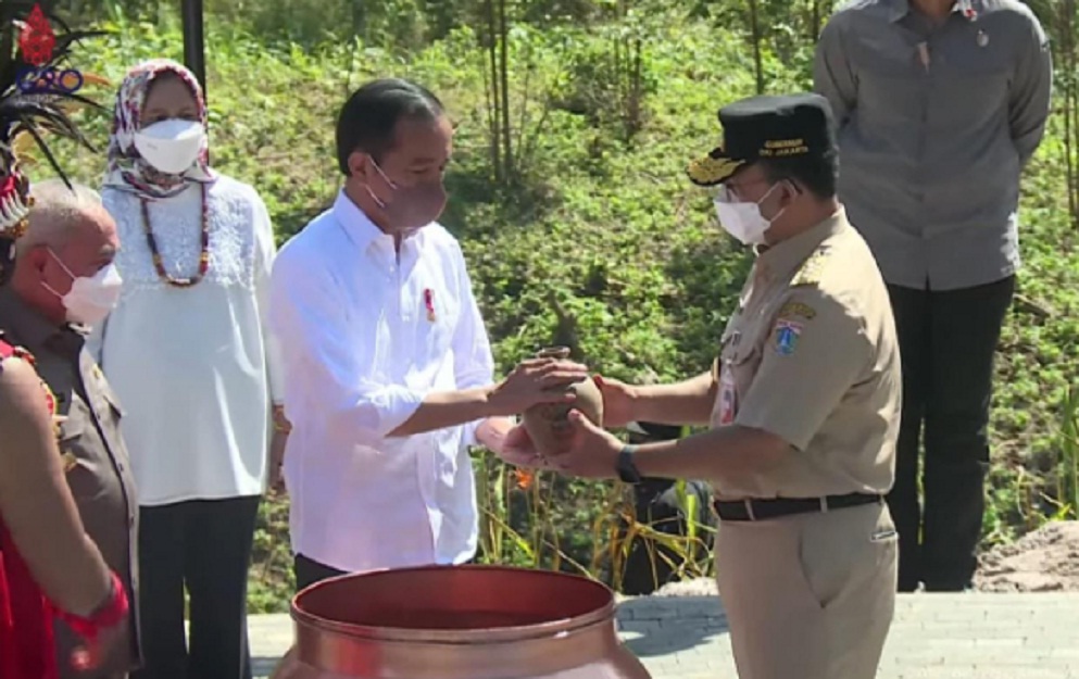 Pertama, Jokowi Terima Tanah dan Air dari Gubernur DKI Jakarta Anies Baswedan