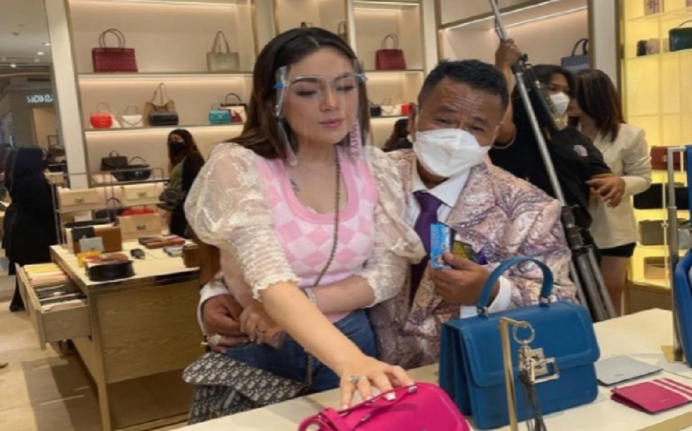 Celine Evangelista Beri Klarifikasi Dipangku Hotman Paris, Bagian Dari Gimik