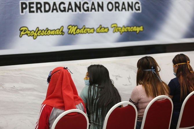 Waduh, Open BO, 2 Pemuda Jual Istri dan Pacarnya