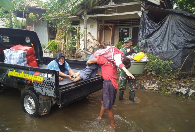 Tangis Haru Warnai Kepulangan 68 Pengungsi Pasca Banjir Sumpiuh Surut
