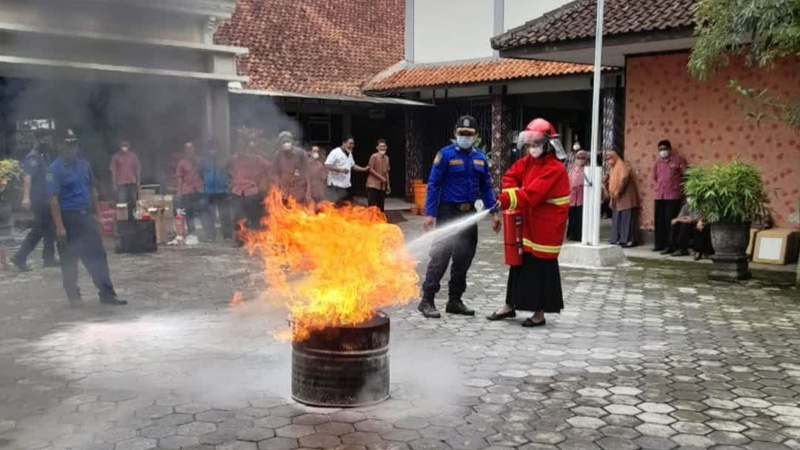 Dapat Panggilan Padamkan Api Hingga Melepas Cincin