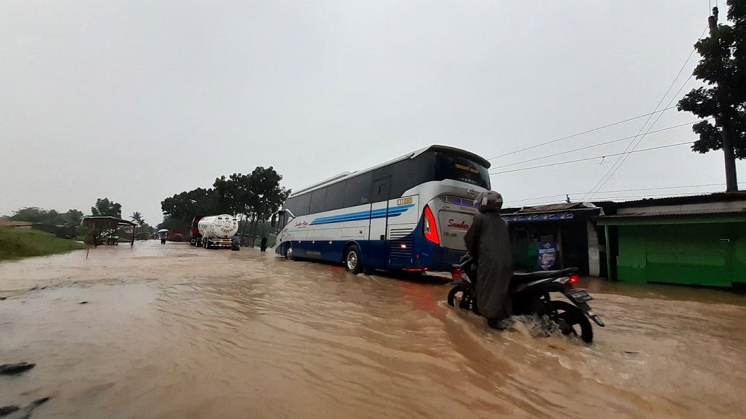 Nekat Terjang Banjir 1 Meter, Bus Pariwisata Magelang Mogok di Jalur Nasional Buntu - Tambak, Termasuk Motor