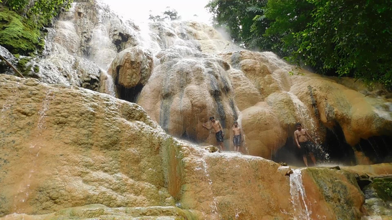 Tebing Belerang dengan Showerbath Air Panas Alami