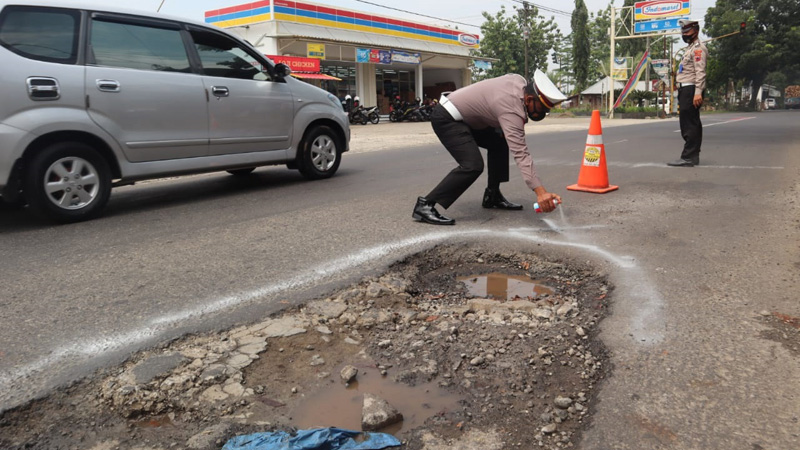 Jalan Berlubang Berbahaya di Purbalingga Ditandai