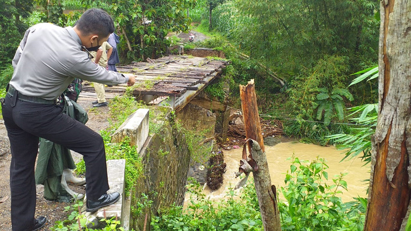 Jembatan di Jalatunda Putus Total, Akses Antar Dusun Terputus