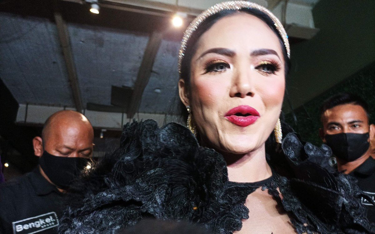 Krisdayanti Beri Kado Spesial Setahun Pernikahan Atta-Aurel