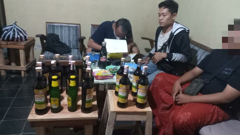 Polisi Amankan Puluhan Botol Miras dalam Operasi Pekat