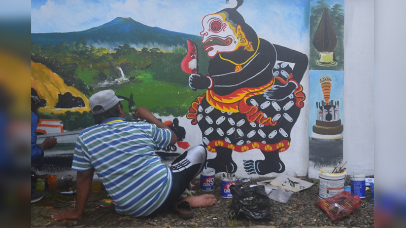 Mural 284 Meter Karya Seniman Banyumas Berkisah di Tembok Stasiun Purwokerto