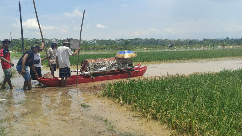 Dimandikan di Atas Perahu, Dimakamkan di Desa Tetangga