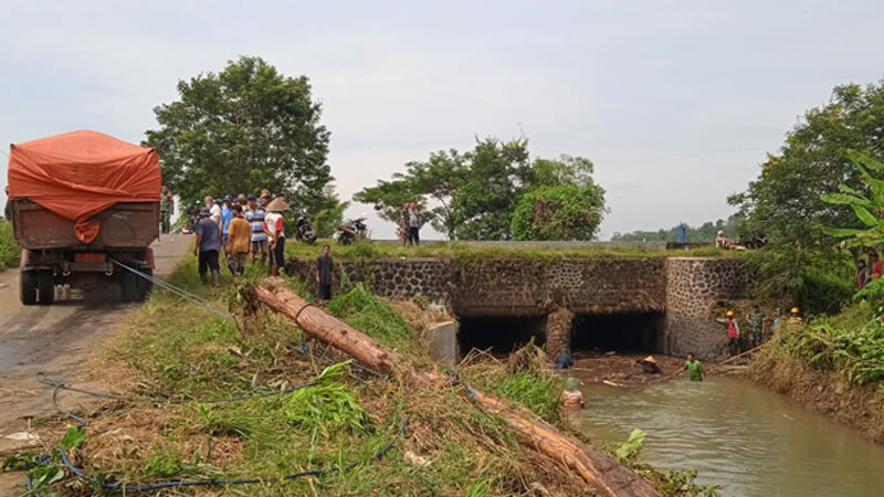 Gelondongan Kayu Menutupi Pilar Talang Sungai Angin Jadi Salah Satu Pemicu Banjir di Sumpiuh