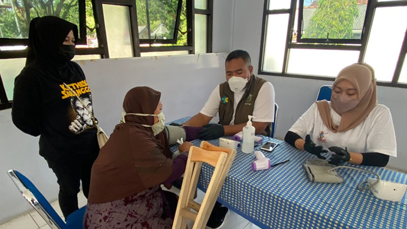 Blusukan, Petugas Cari Warga Belum Divaksin