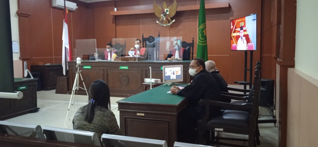 Momen Haru Istri Terdakwa di Persidangan