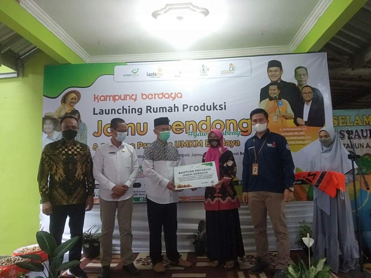 PT HEW dan Lazismu Salurkan Bantuan untuk 60 Kelompok Jamu Gendong