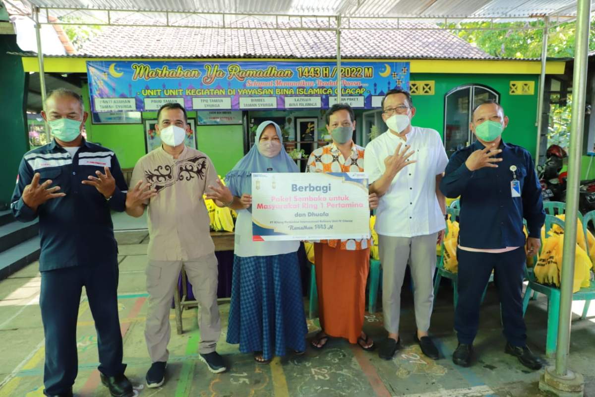 Tebar Kebaikan Ramadhan, Pekerja Kilang Pertamina Internasional Unit Cilacap Bagikan 600 Takjil dan 225 Paket 