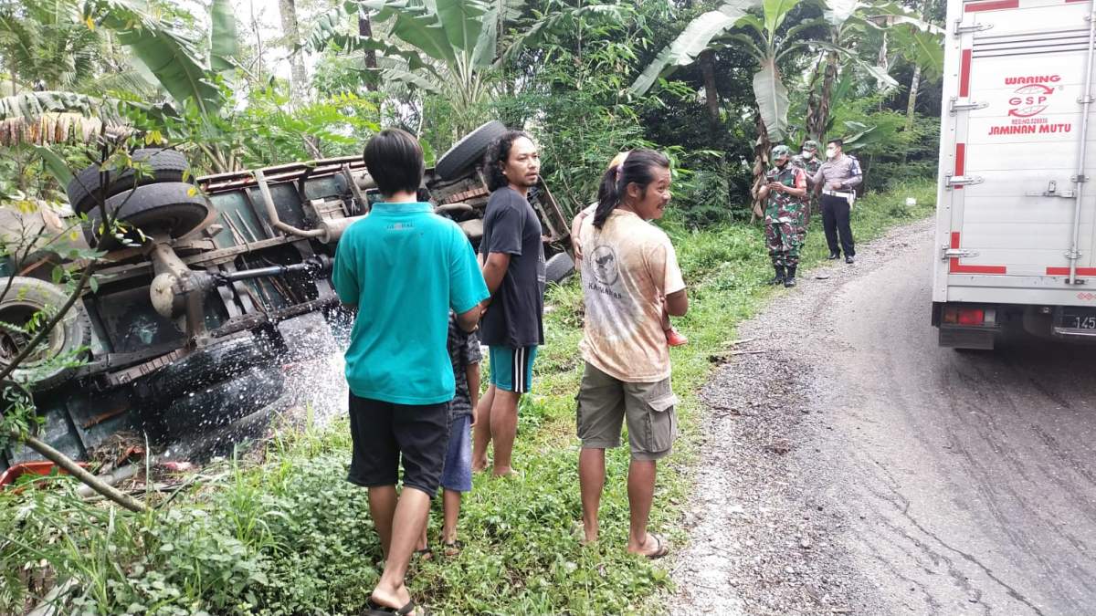 Tak Kuat Nanjak di Tikungan, Truk Tronton Mundur, Terguling  di Jalan Banjarnegara - Pekalongan