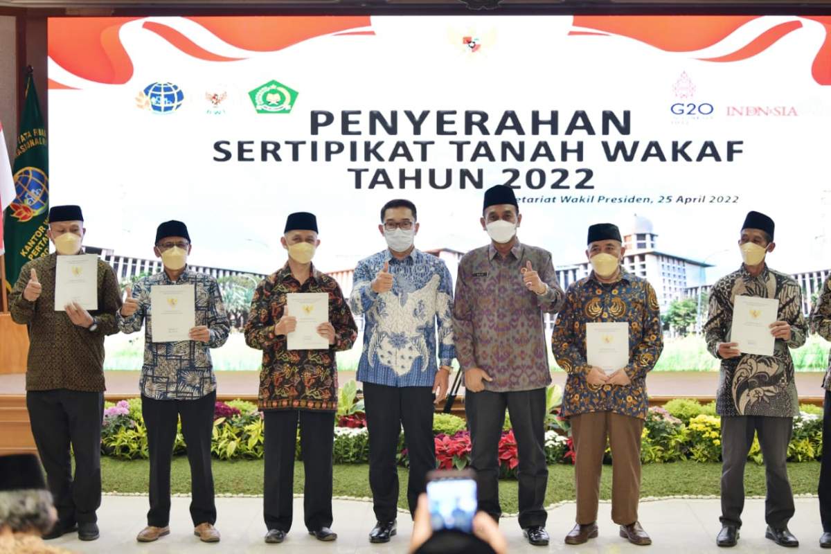 Gubernur Ridwan Kamil Serahkan 502 Sertifikat Tanah Wakaf untuk Masyarakat