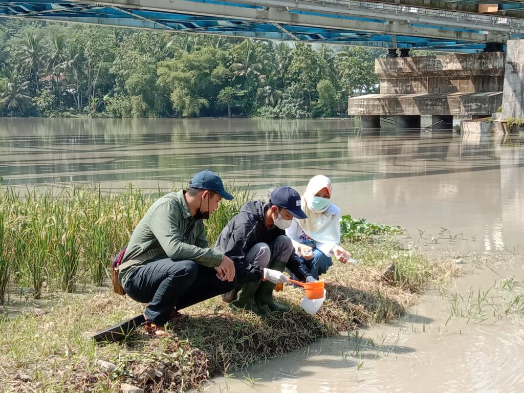 Fisik Air Sungai Serayu Tampak Keruh, DLH Banyumas Ambil Sample Air Serayu, Tindak Lanjut Ribuan Ikan Mati