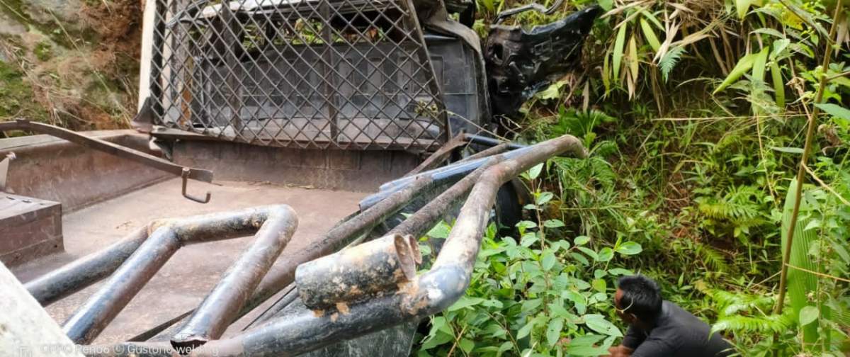 Pikap Masuk Jurang di Bukit Pengaritan